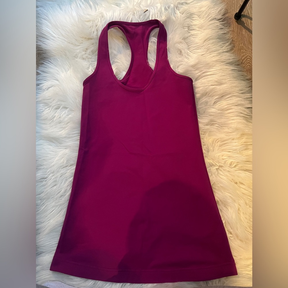 Lululemon top- like new condition 14 pit to pit- size 4
Purple